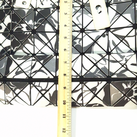 Inzi Black & White Silicone Plastic Triangle Geometric Purse - Picture 7 of 12